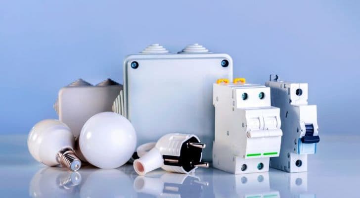 Électricien professionnel certifié intervenant sur une installation électrique