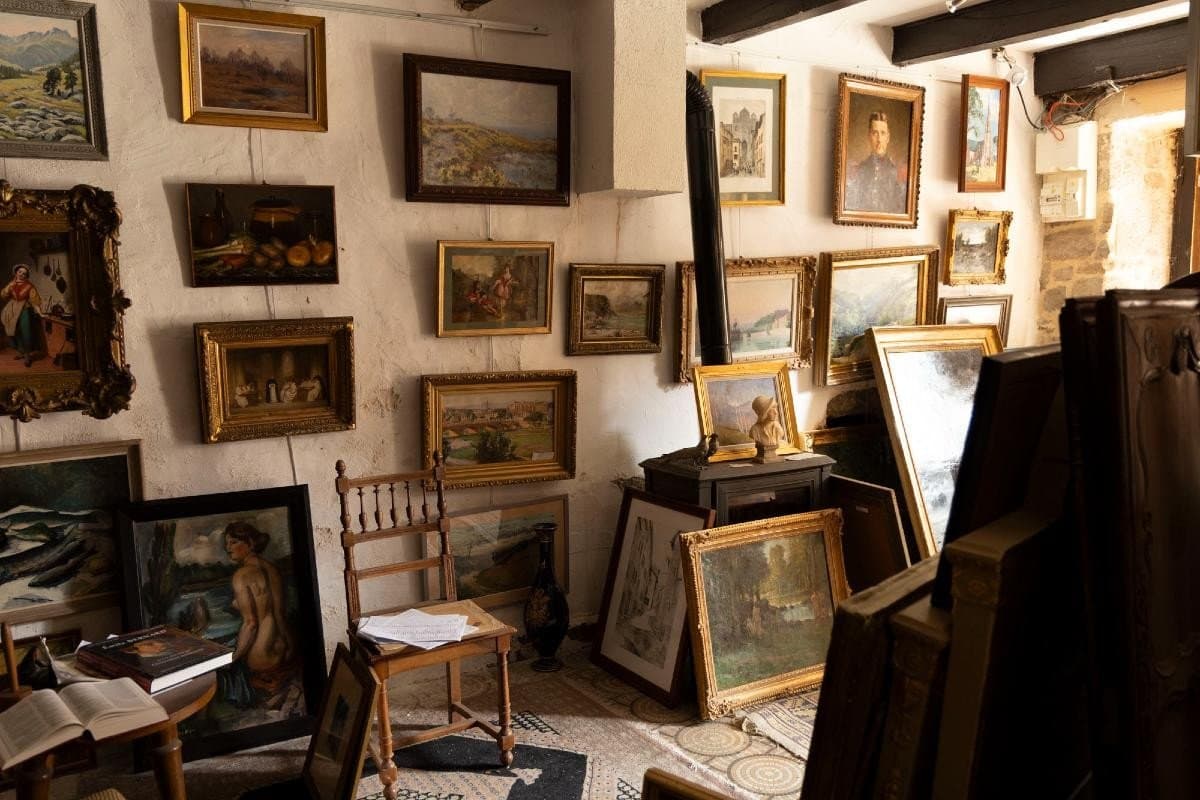 Expert examinant un tableau lors d'une estimation à Cauffry