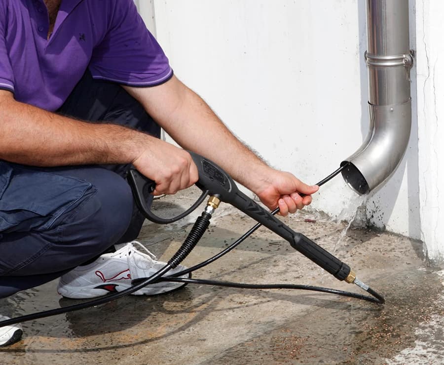 Technicien assainissement en intervention