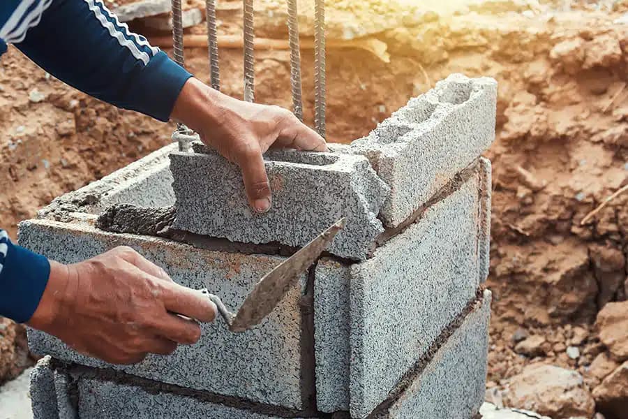 Construction de murs en parpaing par maçon professionnel