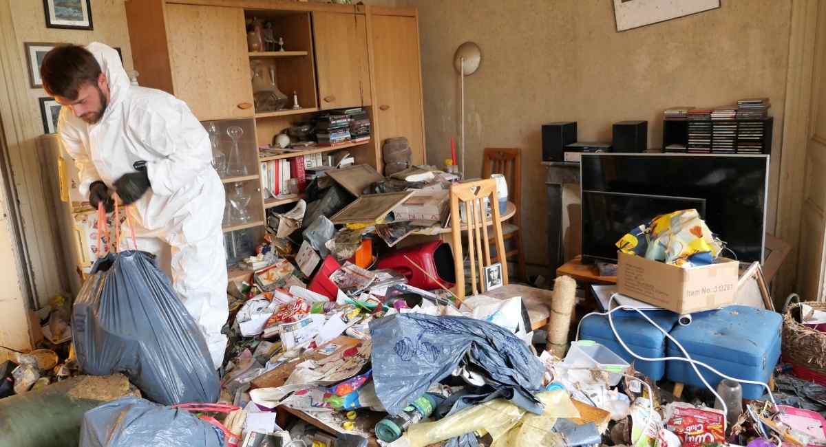 Équipe Debarreo intervenant dans un logement encombré à Foix