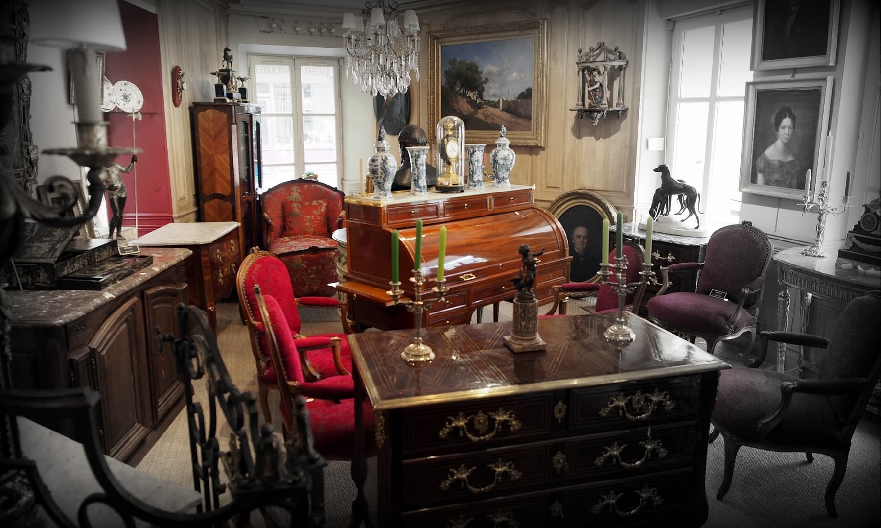 Expert antiquaire réalisant une estimation gratuite à domicile à Commentry