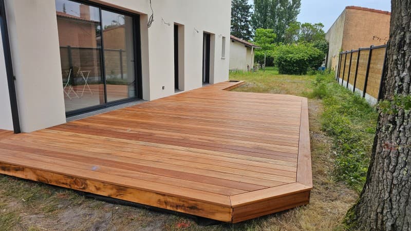 Menuisier réalisant un ouvrage sur mesure en bois