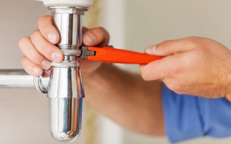 Plombier professionnel en intervention