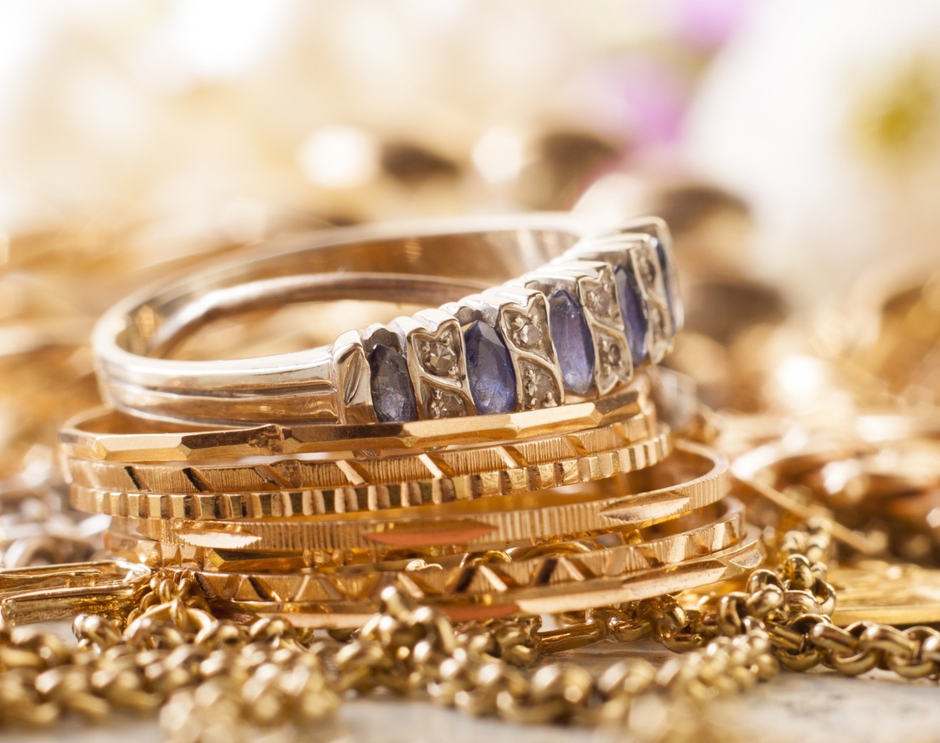 Expert en bijouterie évaluant des bijoux en or à Aurillac