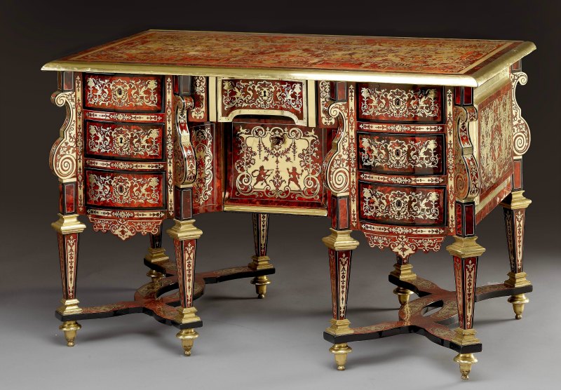 Expert en mobilier ancien lors d'une estimation à Pontarlier