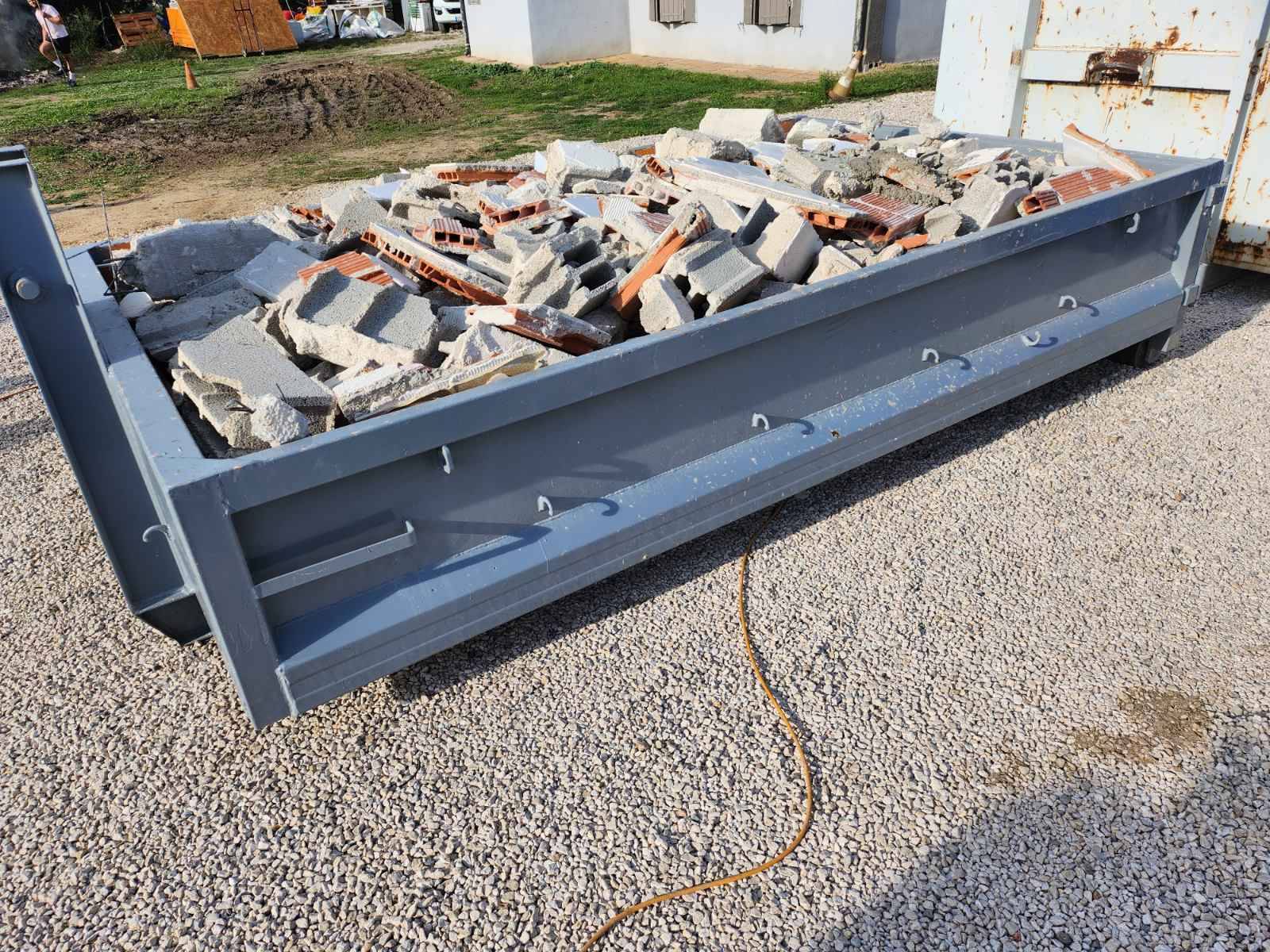 Benne gravats chantier à Corrèze — démolition et rénovation