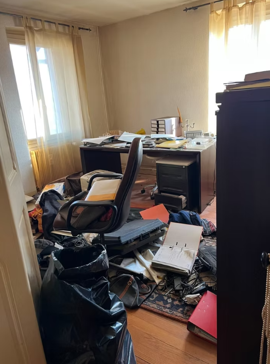 Bureau encombré avant débarras