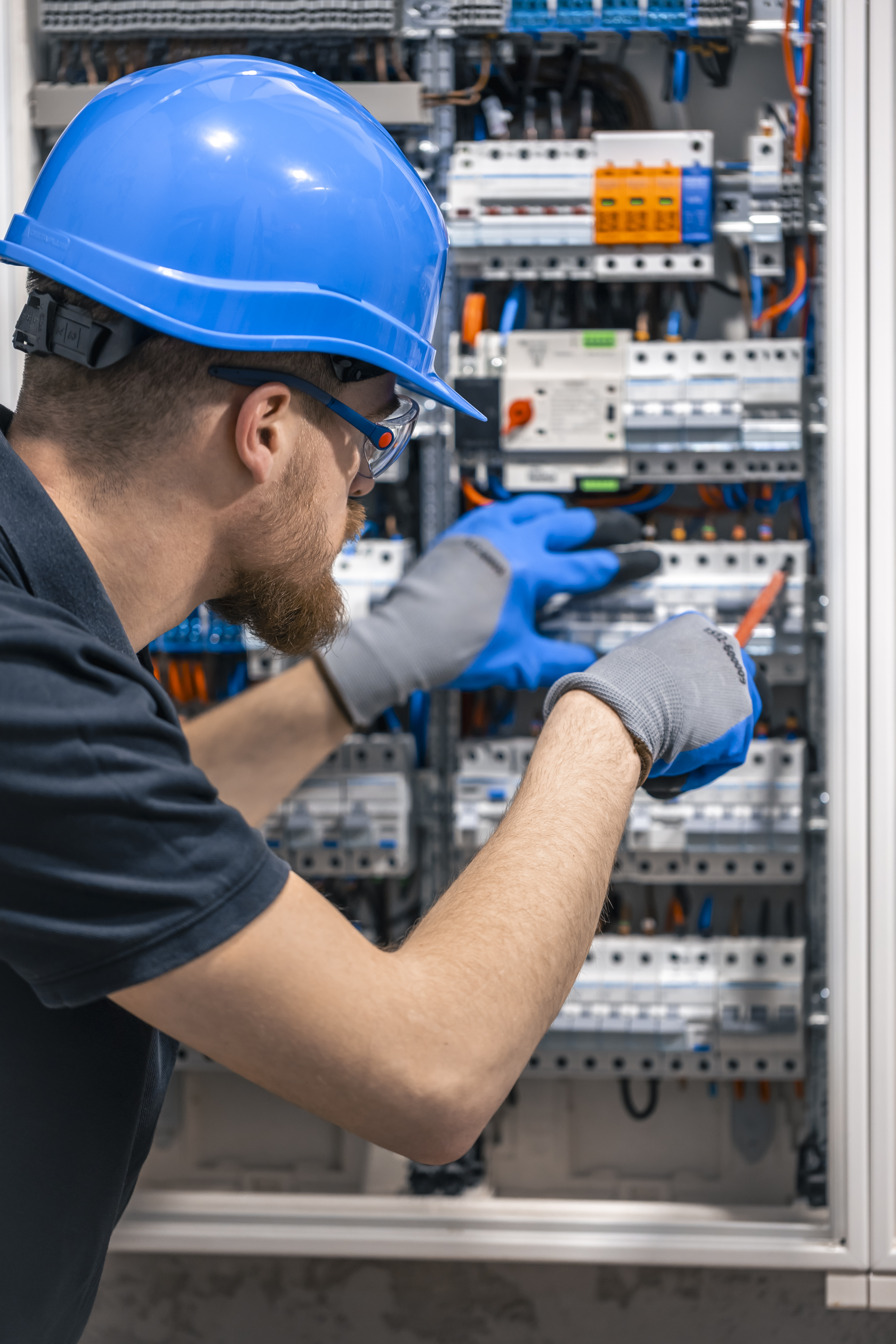 Électricien professionnel en intervention