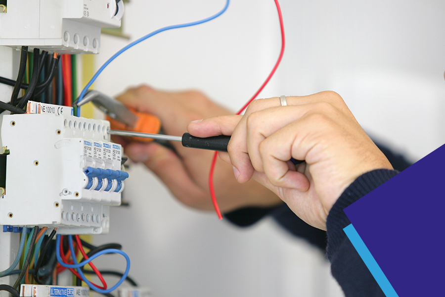 Électricien professionnel en intervention