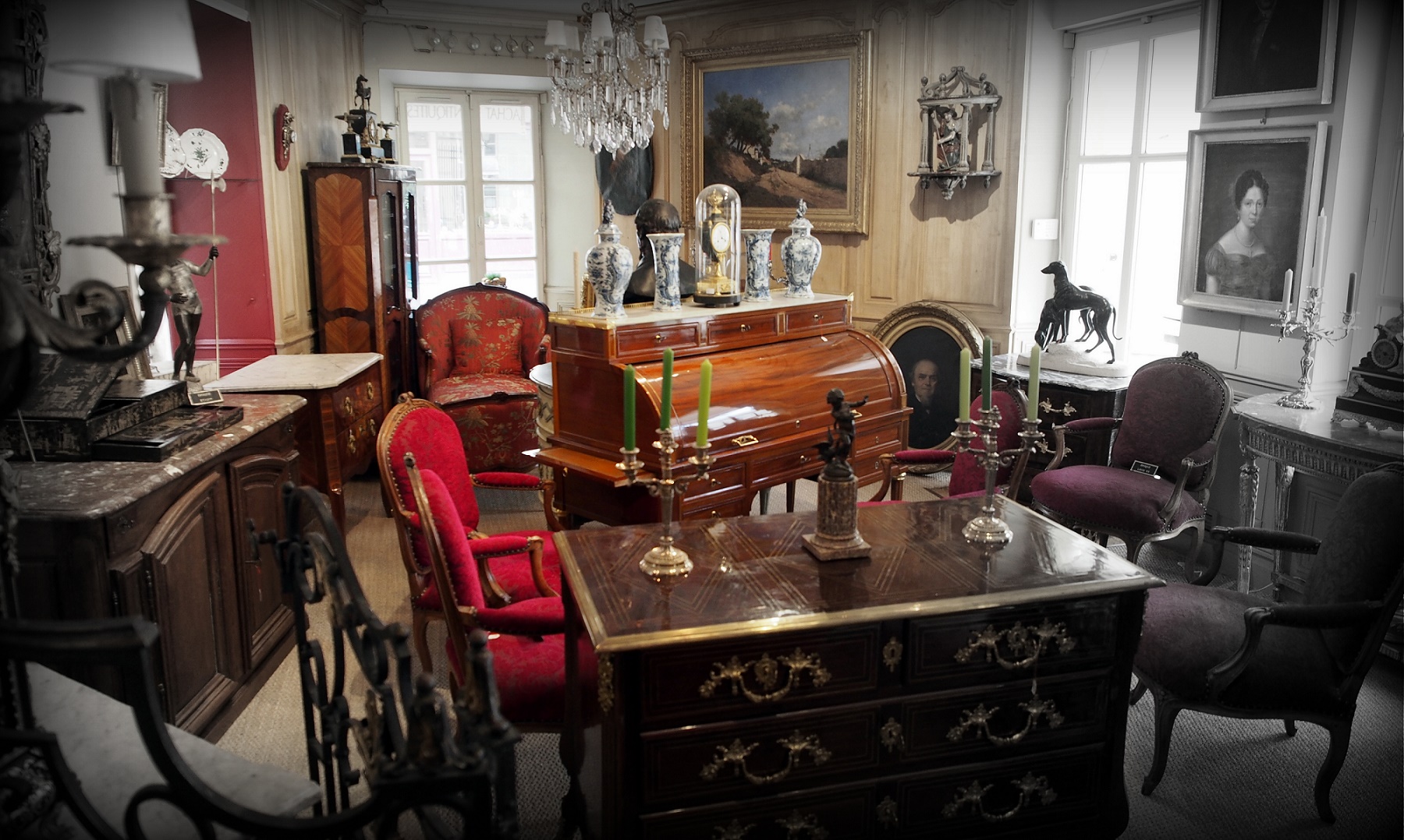 Expert antiquaire réalisant une estimation gratuite à domicile à Blagnac