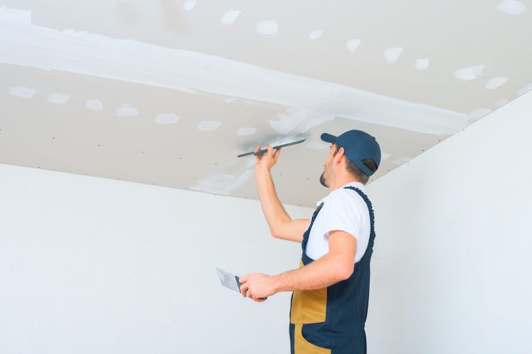Plâtrier professionnel en intervention