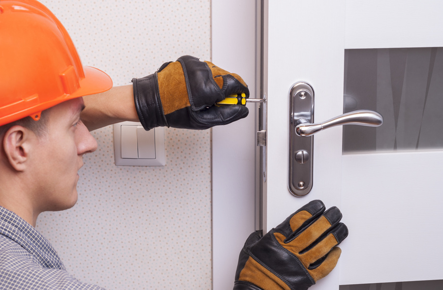 Serrurier professionnel en intervention