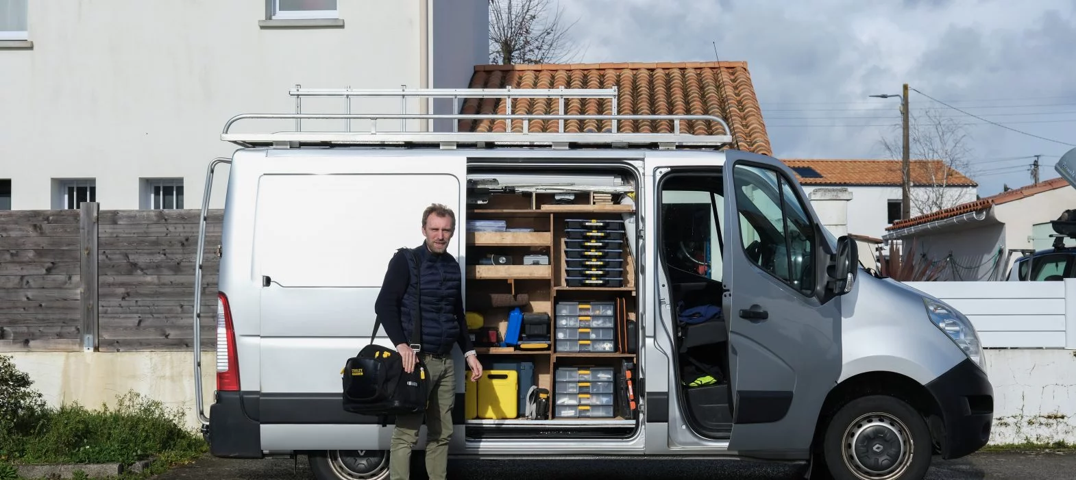 Technicien professionnel Debarreo intervenant sur volets roulants à Quézac - Installation et dépannage certifié